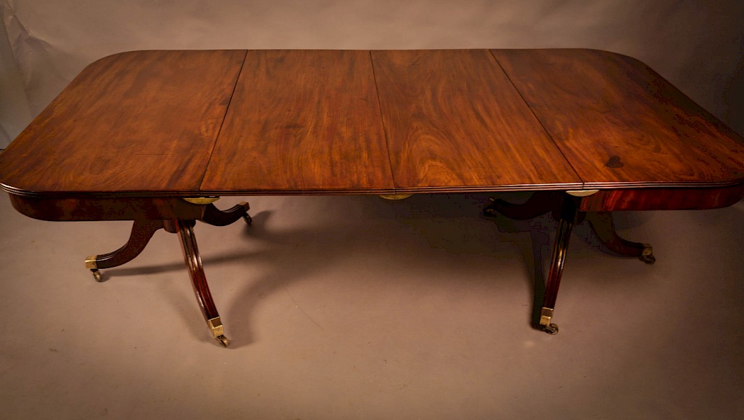 A Georgian Twin Pillar Dining Table in mahogany