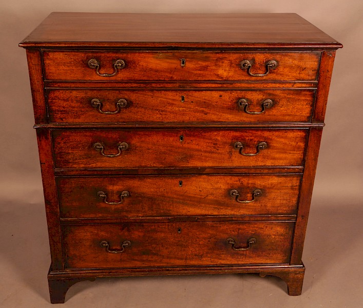 A Good 18th century Secretair Chest of Drawers