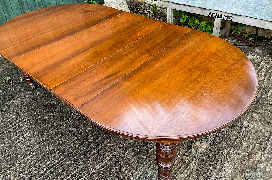 A Victorian 3 leaf Extending Dining Table in Walnut