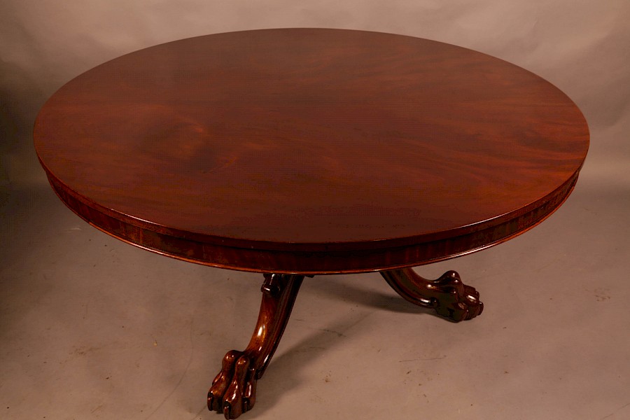 A Large good quality circular Victorian Dining Table