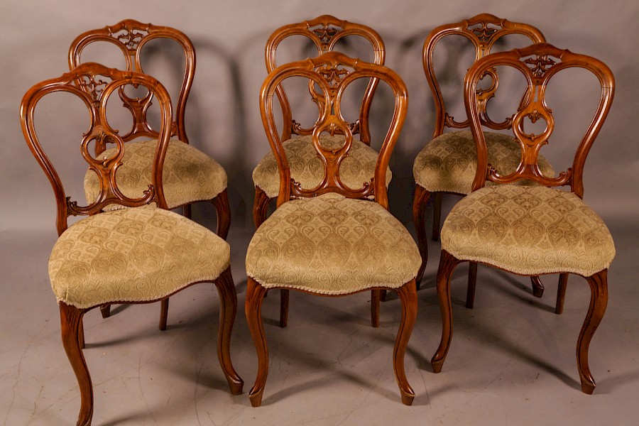 A Set of 6 Victorian Dining Chairs in Walnut
