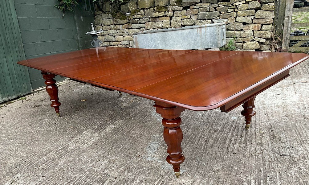 A Fine early Victorian Extending Dining Table Mahogany seat 12/14
