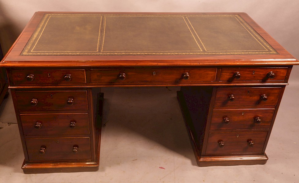 A Good Quality Victorian Pedestal Desk in Mahogany