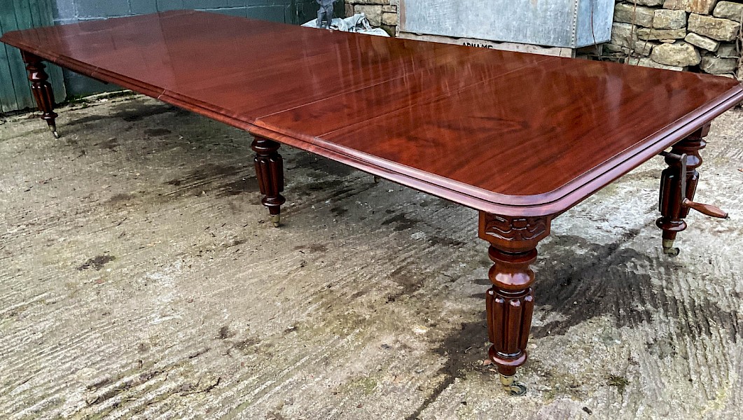 A Superb Early Victorian Wind Out Extending Dining Table Mahogany