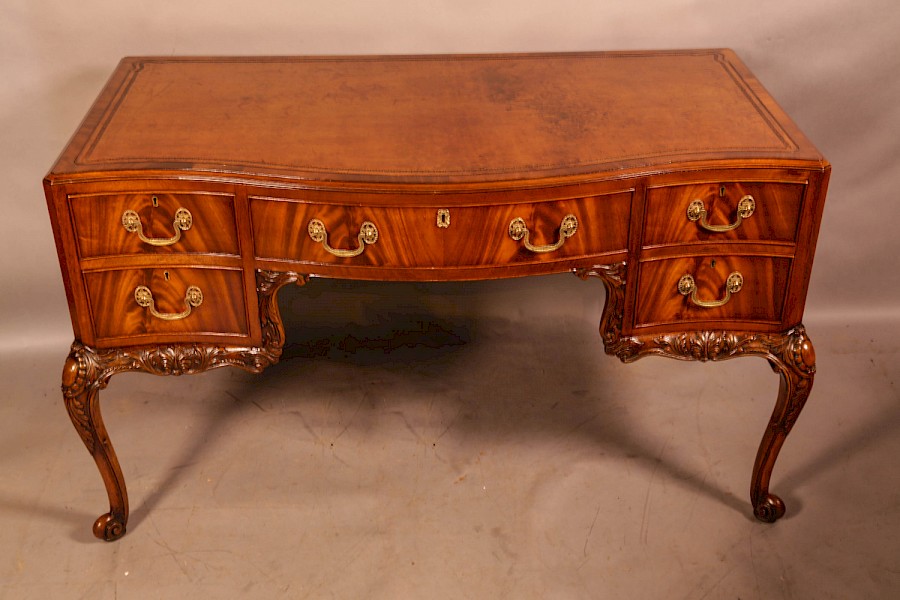A Quality 20th century Kneehole desk