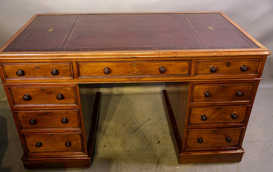 A Good Quality KneeHole Pedestal Desk in Mahogany