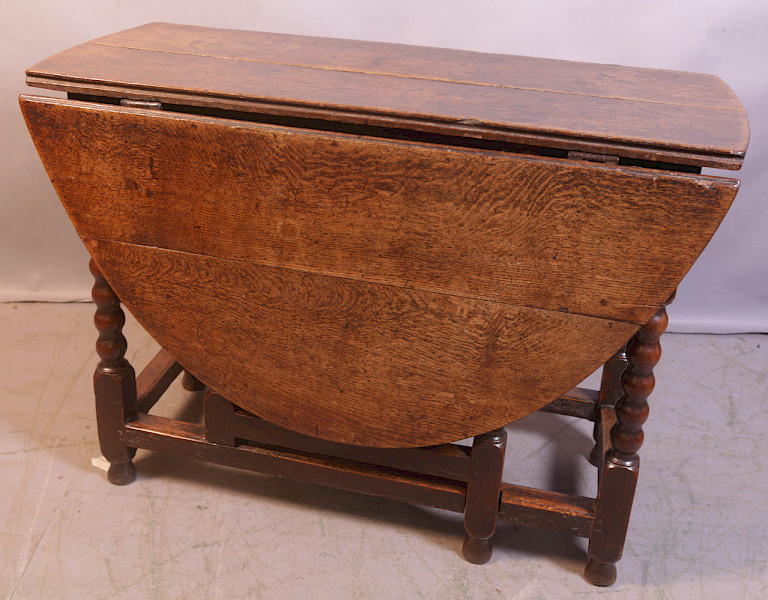 A Good 17th century Gate Table