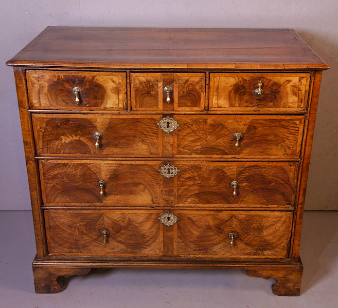 A George I Chest of Drawers in Walnut nice timbers