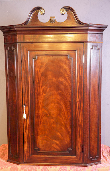 A top Quality Georgian Corner cupboard in Mahogany